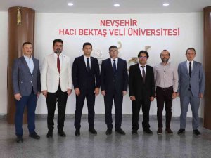 Rektör Aktekin, “Engelsiz Üniversite Bayrakları”nı Birimlere Teslim Etti