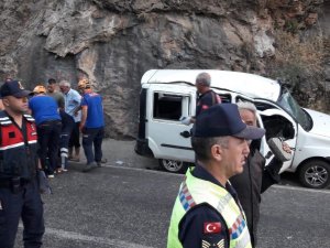 Motosiklet İle Hafif Ticari Araç Çarpıştı: 7 Yaralı
