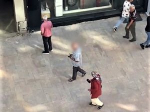 Kendisini Takip Ettiğini İddia Ettiği Yaşlı Adama Tepki Gösterdi