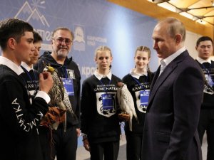 Putin, Türü Kaybolma Tehlikesiyle Karşı Karşıya Olan Bir Şahini Besledi