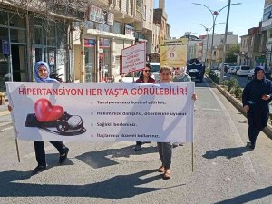 Dicle İlçesinde Sağlıkçılar Halk Sağlığı İçin Yürüdü