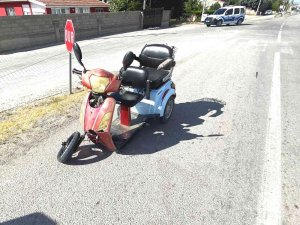 Otomobille Çarpışan Elektrikli Bisikletin Sürücüsü Yaralandı