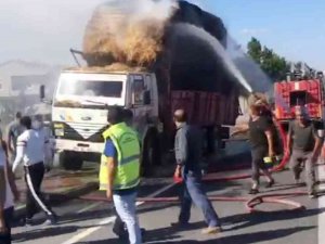 Tekirdağ’da Saman Yüklü Kamyon Seyir Halindeyken Alev Aldı