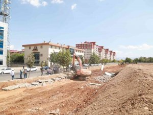 Bingöl Belediyesi Caddeyi Genişletmek İçin Askeriyenin Duvarını Yıktı