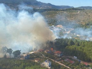 İ̇zmir’de Ormanlık Alanda Yangına Havadan Ve Karadan Müdahale