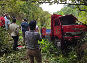 Çay yüklü kamyon uçuruma yuvarlandı: 1’i ağır 3 yaralı