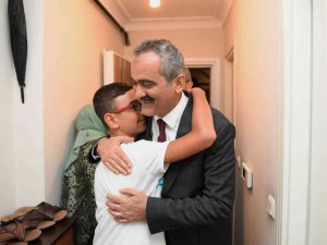 Bakan Özer, Yeni Atanan Meslektaşları İle Birlikte Emekli Öğretmen Kemalettin Çelik’i Evinde Ziyaret Etti