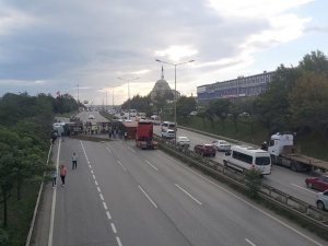 Servis Aracı Devrilen Tıra Çarptı: 5 Yaralı