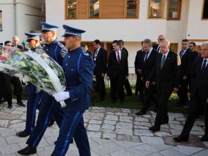 Cumhurbaşkanı Erdoğan, Bosna Hersek’in Merhum Lideri Aliya İ̇zzetbegoviç’in Kabrini Ziyaret Etti