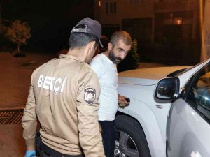Durdurulan Kamyonetten Ruhsatsız Tabanca Çıktı