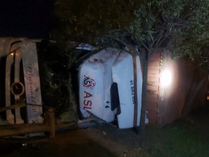 Tır Sürücüsü Hızını Alamayınca Araç Yan Yattı: 1 Yaralı
