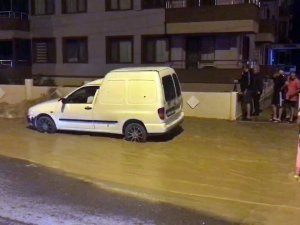 İ̇çme Suyu Hattı Patladı, Sular İkinci Kata Kadar Fışkırdı