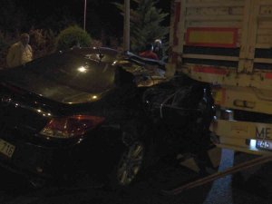 Seyir Halindeki Tıra Arkadan Çarptı: 2 Yaralı