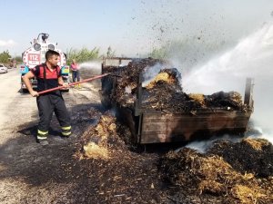 Saman Yüklü Traktör Römorku Yandı
