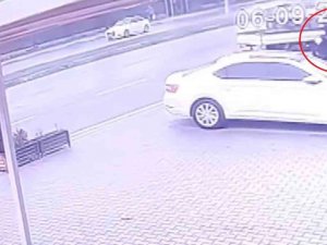 Bursa’da Motosiklet İle Kamyonetin Kazası Kameralarda