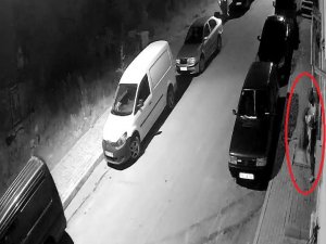 Balkonda Asılı Olan Çamaşırları Çaldı, O Anlar Kamerada