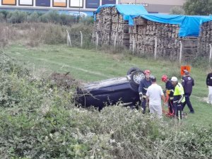 Otomobil Şarampole Yuvarlandı: 3 Yaralı
