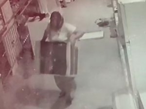 50 Kiloluk Klima Motorunu Tek Başına Çalan Kadın Görenleri Hayrete Düşürdü