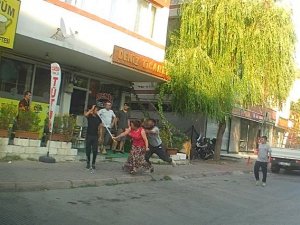 Eli Sopalı Kadın Önüne Gelen Erkeği Dövdü
