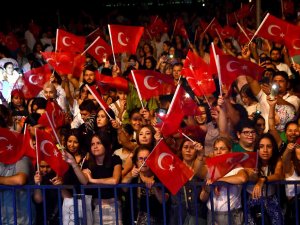 Söke’nin 100. Yıl Coşkusunda Ceylan Ertem Rüzgarı Esti