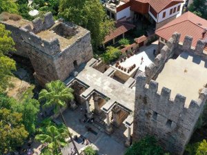 Tarihi Kaleiçi Surları Temizleniyor