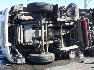 Temizlik Aracı İle Otomobil Çarpıştı: 4 Yaralı