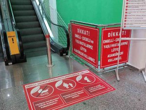 Hastanede Yürüyen Merdivenlerde Düşen 2 Kadın Yaralandı