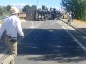 Damperi Açık Unutulan Tır, Ohts Direğine Çarptıktan Sonra Yan Yattı