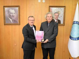 Buü’lü Akademisyene Altın Kalem Ödülü