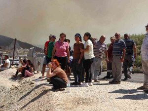 Köylüler Yangını Endişeli Gözlerle İzledi