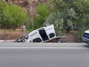 Direksiyonda Uyuyakaldı, Aracı Takla Atarak Su Kanalına Düştü