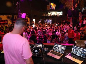 Bodrum’da Yerli Ve Yabancı Turistler Dj Performans İle Eğlendi