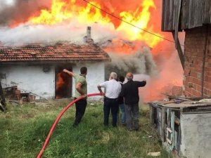 Sinop’ta Çıkan Yangında 5 Ev İle Bir Ambar Kül Oldu
