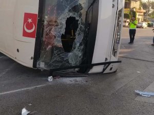 Halk Otobüsü İle Otomobil Çarpıştı, Sürücüler Yaralandı