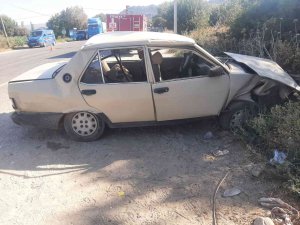 Otomobil Hurdaya Döndü, Sürücü Ve Eşi Hafif Yaralandı