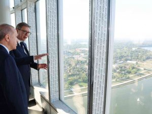 Cumhurbaşkanı Erdoğan’a Belgrad Kulesi’nde Türk İşçilerden Sloganlı Karşılama