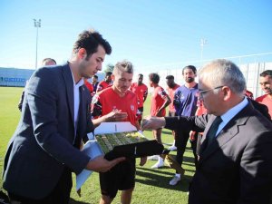 Sivas Valisi’nden, Sivasspor’a Uefa Maçı Öncesi Baklava Dopingi