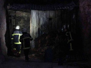 Yangında Mahsur Kaldılar, 3 Metre Yükseklikteki Delikten Kurtarıldılar