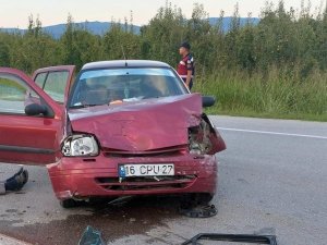İ̇negöl’de İki Otomobil Çarpıştı: 4 Yaralı