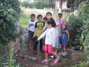 Yıkılan Okulun Bahçesi Geceleri Alkoliklerin Mekanı Oldu