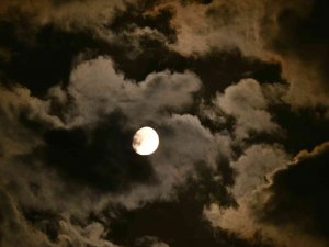 Bitlis’te Ay’ın Bulutlar Arasında Geçişi Hayranlık Uyandırdı