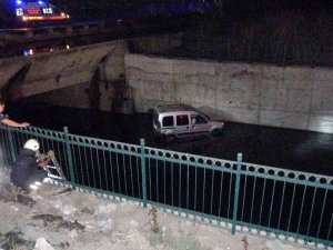Adana’da Hafif Ticari Araç Kanala Düştü: 1 Yaralı