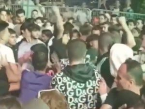 Konserde Tekme Ve Yumruklar Havada Böyle Uçuştu