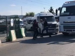 Servis Şoförleri İle Kamyon Şoförünün Yol Verme Kavgası Ringleri Aratmadı