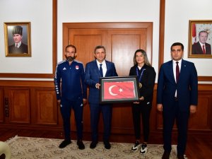 Dünya Kadınlar Boks Şampiyonu Sporcuya Vali Şahin’den Hediye