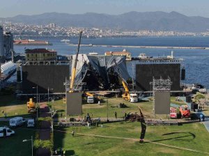 İ̇zmir’de Çöken Sahne Havadan Görüntülendi