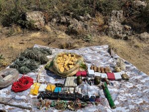 Tendürek Dağı’nda El Bombası Ve Patlayıcı Ele Geçirildi