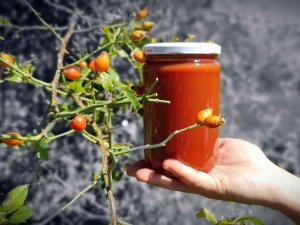 C Vitamini Deposu Kuşburnu Köylerde Yorucu Bir Çalışmanın Ardından Marmelat Olarak Kavanozlara Giriyor