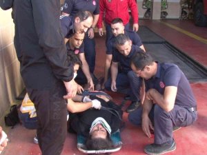 Üsküdar’da Yolun Karşısına Geçen Kadına Cip Çarptı, İtfaiye Ekipleri Yardıma Koştu