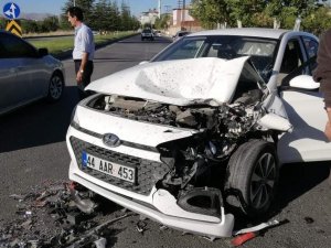 Otomobil İle Minibüs Çarpıştı: 1 Yaralı